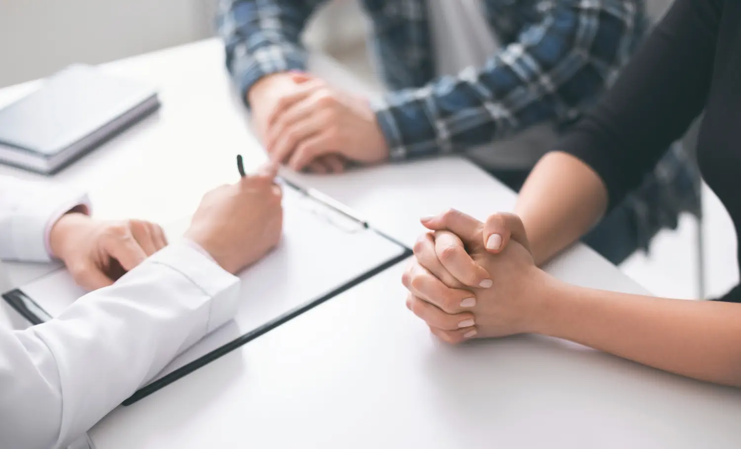 Arzt schreibt den Patienten ein Rezept und einen Behandlungsplan