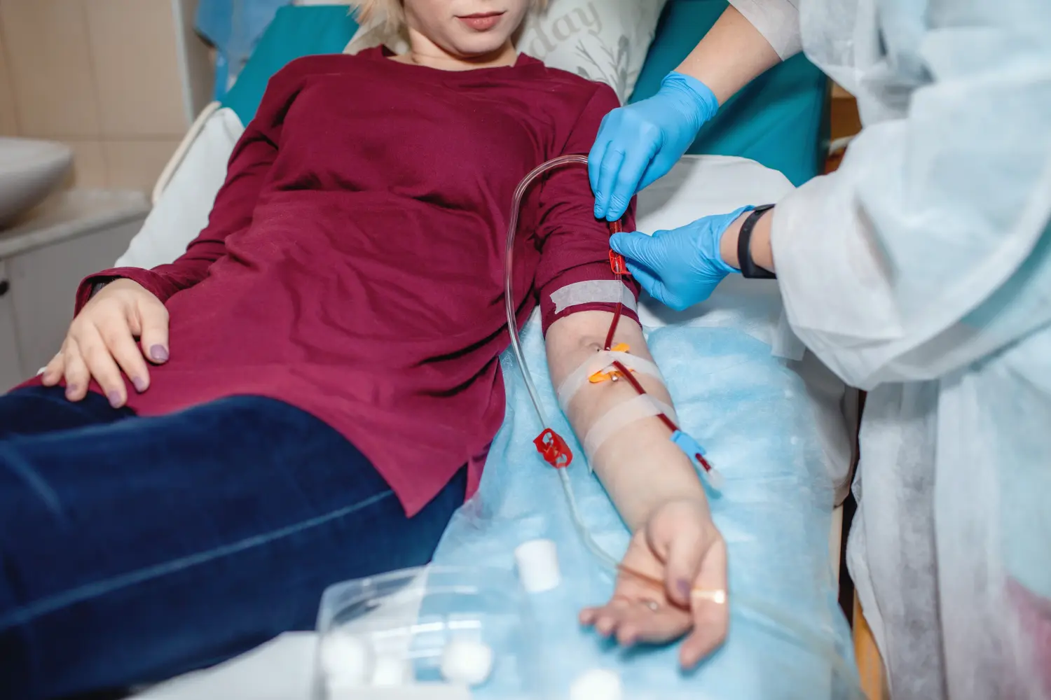 Junges schönes Mädchen, während der Hämodialyse im Krankenhaus, Dialysesystemausrüstung